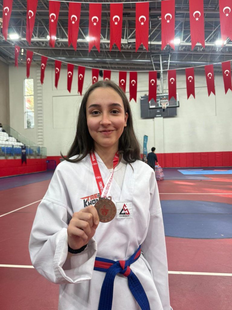 İlçemize Bir Madalya Daha 1 WhatsApp Image 2025 11 03 at 13.33.11 2 -