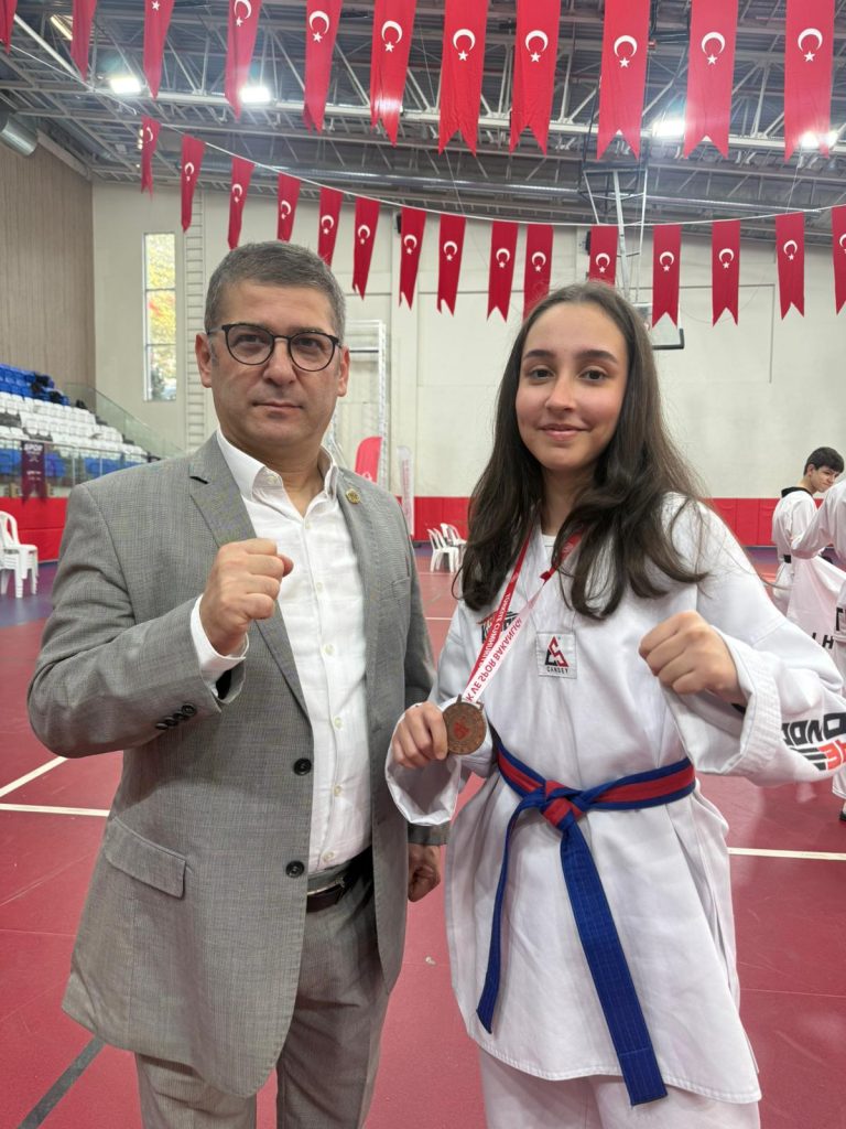 İlçemize Bir Madalya Daha 3 WhatsApp Image 2025 11 03 at 13.33.11 -